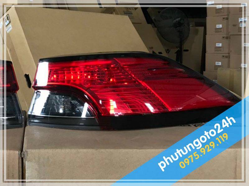 Mẫu đèn hậu Toyota Cross 1.8 form cũ 2020-2023
