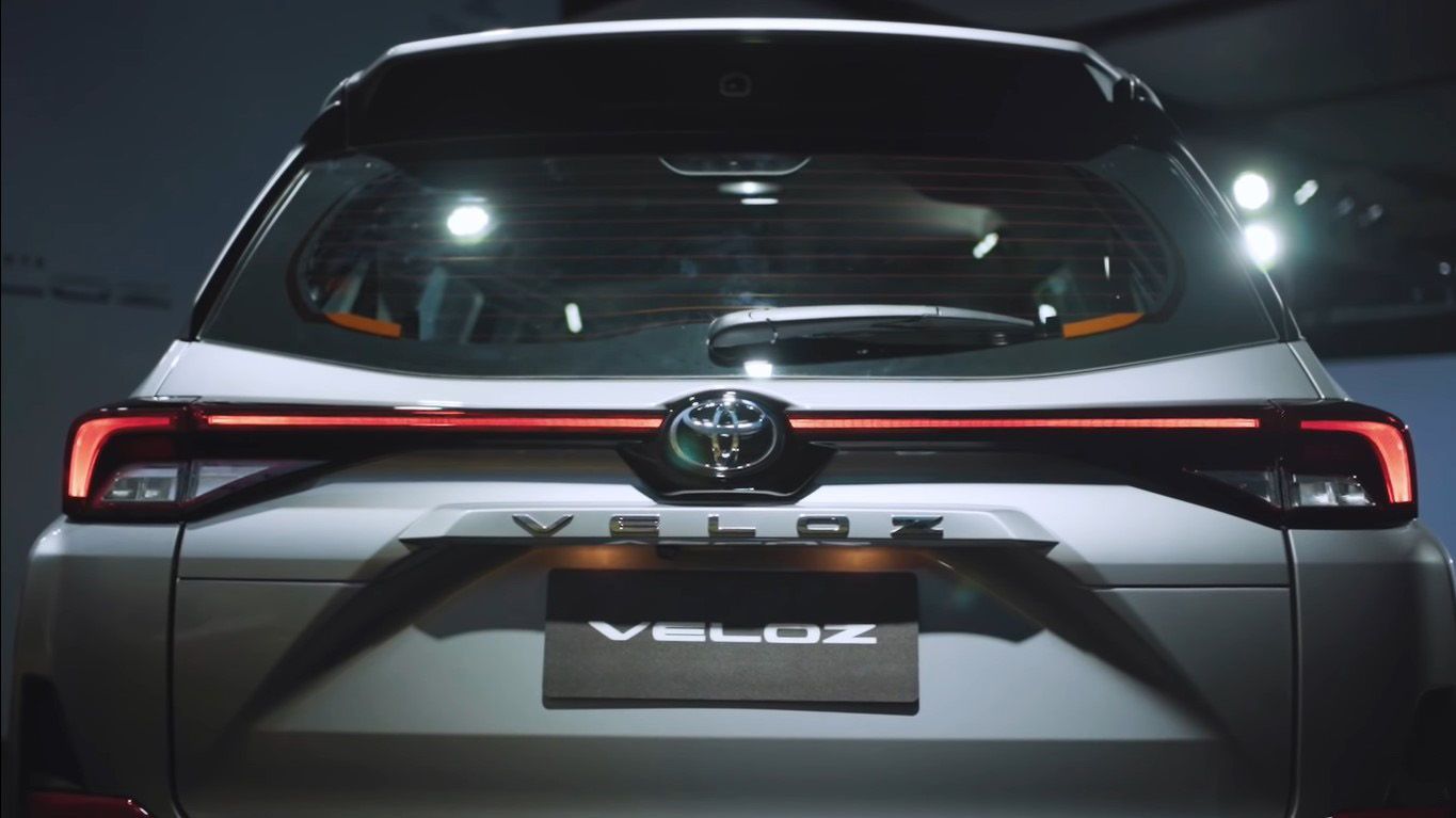 Cụm đèn lái sau xe Veloz Cross 2022
